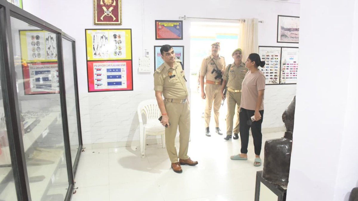 rampurpolice's tweet photo. #एसपी_रामपुर द्वारा रिजर्व पुलिस लाइन, रामपुर में बच्चा पार्क, म्यूजियम हॉल एंव आवासित भवनों के मरम्मत कार्य का निरीक्षण कर सम्बन्धित को आवश्यक निर्देश दिये गये । इस दौरान क्षेत्राधिकारी शाहबाद भी मौजूद रहे । 
#UPPolice 
#RampurPolice https://t.co/BdcHjOBtrV