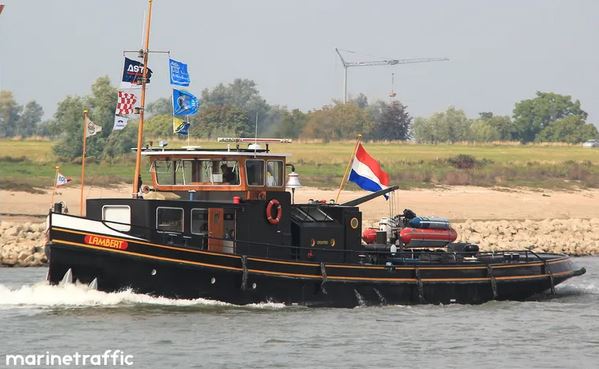 De eerste historische schepen varen nu met 10 km/h naar de pre-sail in #Gouda, die vandaag aanmeren in de Museumhaven en Nieuwe Veerstal. En worden in de loop van de middag verwacht in de kaasstad. #SailAmsterdam