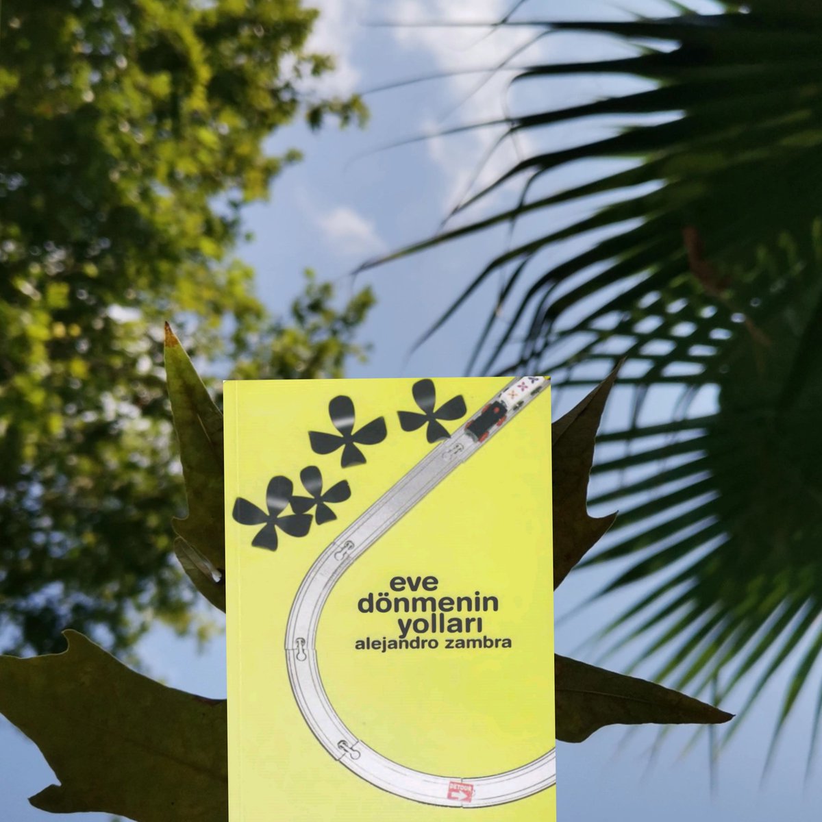 OkurrSessiz's tweet image. Selam. Bu ayın bir diğer okuduğum kitabı Alejandro Zambra&apos;dan Eve Dönmenin Yolları adlı romanı oldu.
Detaylı yorum için 👇
1000kitap.com/gonderi/281056… #pdfbook #reklam değil!