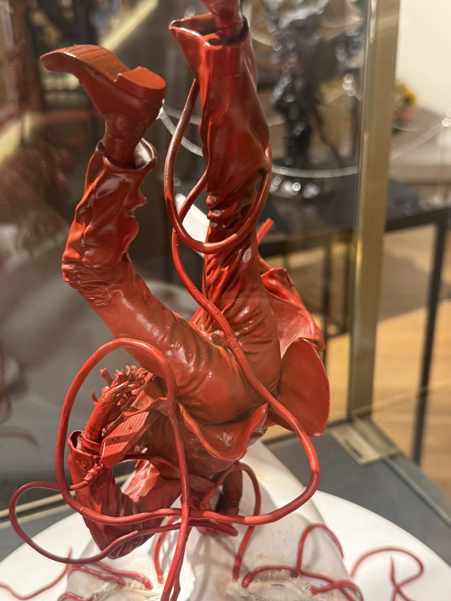 mikhaxia's tweet photo. HIGGS STATUE https://t.co/idwsUUZsdF