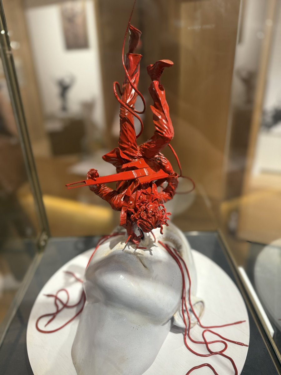 mikhaxia's tweet photo. HIGGS STATUE https://t.co/idwsUUZsdF
