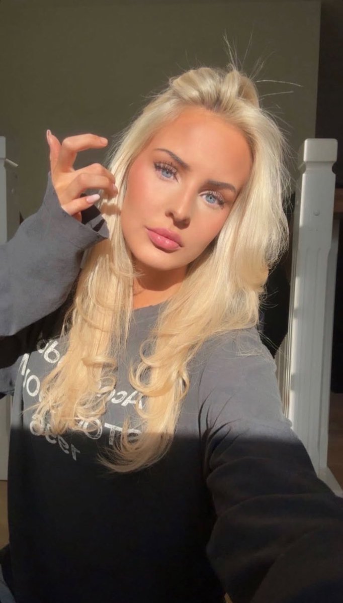 goodmorning brave onderdanen ☀️

vergeet je niet om je ook vandaag nederig te melden in mijn DM 💌🫰🏻?