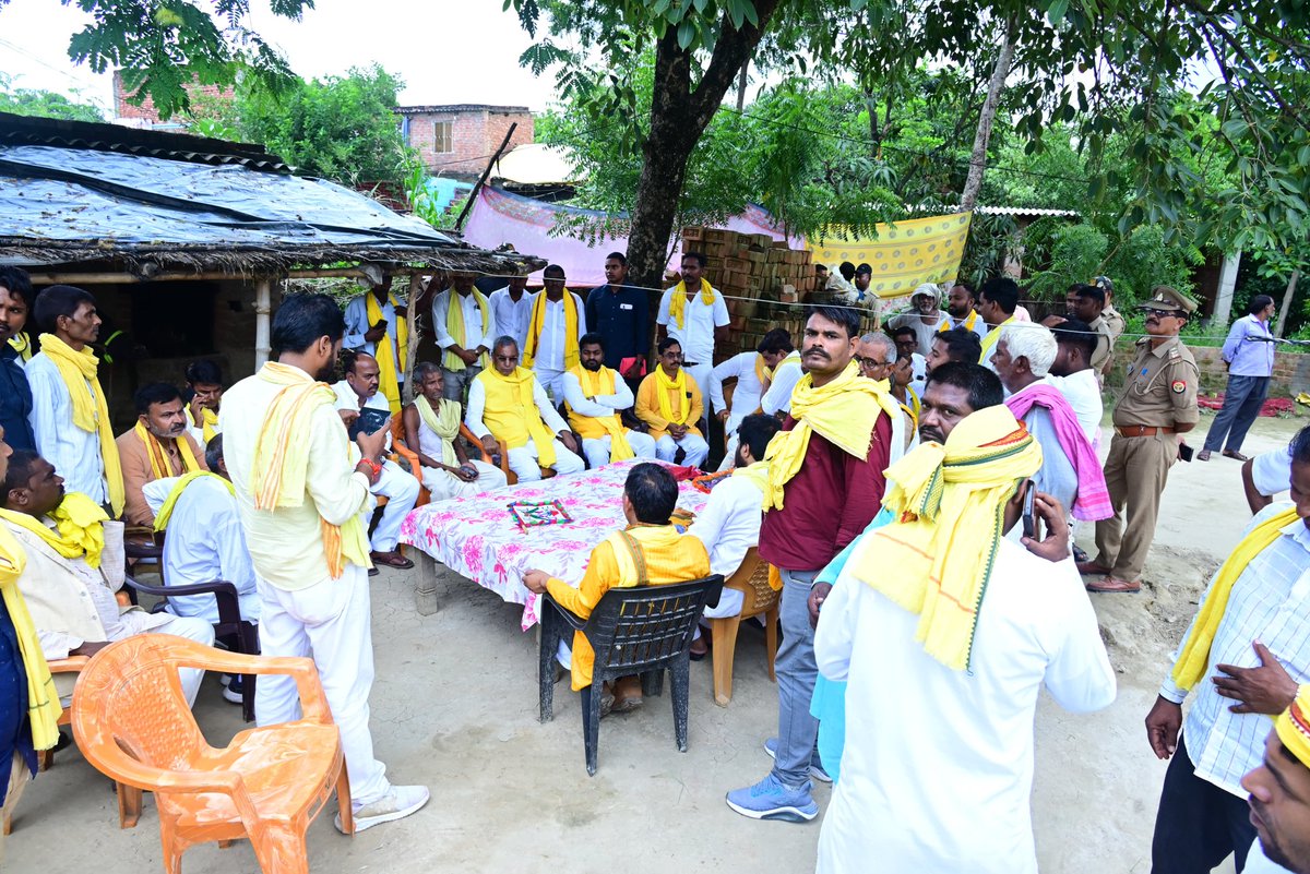 जनपद सुल्तानपुर, विधानसभा कादीपुर अंतर्गत ग्राम सभा बनगवाडीह निवासी श्री लक्ष्मण राजभर जी की धर्मपत्नी के निधन का समाचार अत्यंत दुःखद है।

इस शोकाकुल अवसर पर शोकाकुल परिजनों के बीच पहुँचकर अपनी गहरी संवेदना व्यक्त की तथा परिवारजनों को ढांढस बंधाया।

ईश्वर दिवंगत आत्मा को अपने