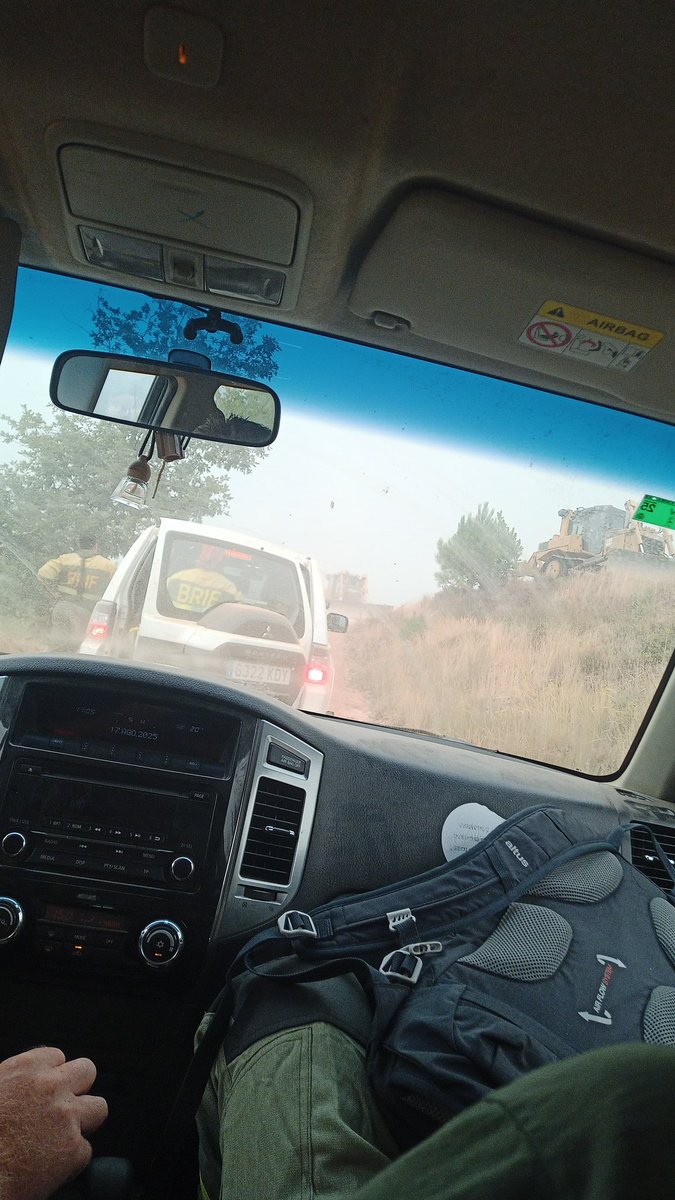 11:11📸 <a href="/BrifLaza/">Diario de un Bombero</a> TP activada un día más para trabajar en #IFAGranxaOimbra #Ourense en el pueblo de retorta, a priori van a trabajar con bulldozer.
Acuden al incendio por tierra en sus coches, la base está inoperativa y los helicopteros están en la base de Vilamaior.