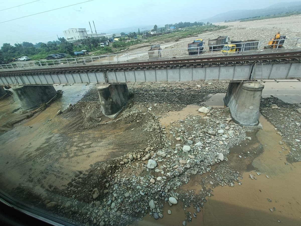 wimpyoo's tweet photo. @RisingStarCorps @adgpi @westerncomd_IA @prodefencejammu @JmuKmrPolice Railway line between Kathua and Jammu being restored. Many trains delayed by upto 6/8  hours. Hope and pray for people of Kathua https://t.co/BSVGCIsmnV