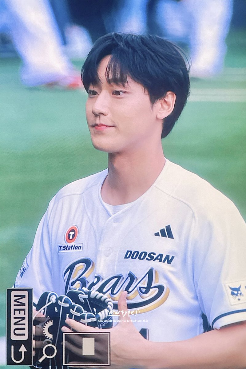 zerodotbears's tweet photo. 야구장이밝다..🫢🤭🤭 #이도현 https://t.co/zap0M0oFb9