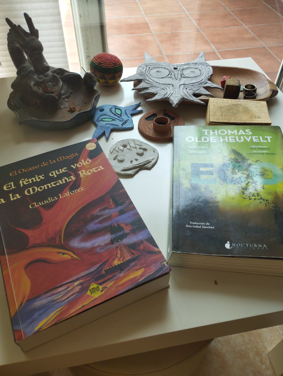 Mis lecturas de este verano. Y mi fallido proyecto de máscaras de arcilla de Majora's Mask. El tuyo es el siguiente <a href="/DiUrarte/">Carlos di Urarte</a>. Hoy que no hay playa toca el fénix 🐦‍🔥 <a href="/MickeyIsPurple/">𝔖𝔦𝔯 𝔊𝔯𝔦𝔪𝔡𝔞𝔯k 🌋🐦‍🔥</a>
