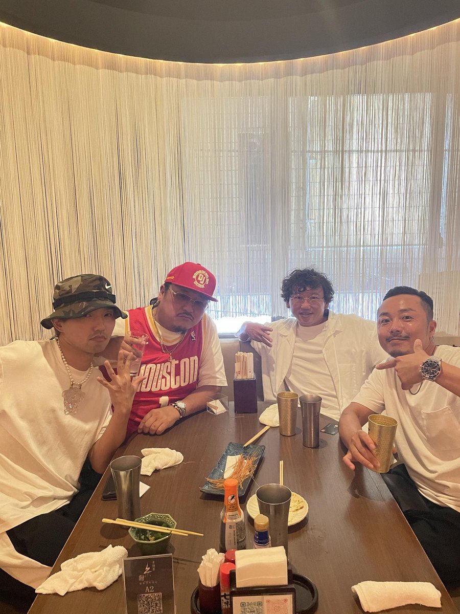 KojiroMoriwaka's tweet photo. ラッパー Dirty R.A.Y とダンサーuskたちと。友人主催のHIPHOPイベント行ったら、Dj BOTAくんのサイドMCをDirty R.A.Y と一緒に自分達の曲 Change the worldをラップさせてもらいました。Gifted の活動として、新曲も作ろうとdinnerのときに話し合いました♪

@DIRTYRAYJAP 
@GiftedDaRapper https://t.co/PLC4d5avnl