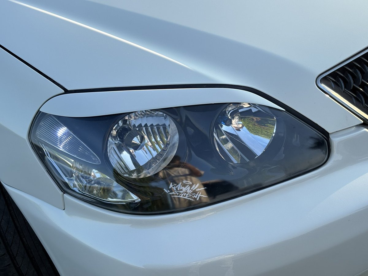 仕様変更？ほぼ終わりました✨️

ヘッドライト
・インナーブラック化
・KAWAIIFITMENTステッカー
・ウィンカーレンズ撤去
・アイライン
ボディ
・前後バンパースムージング
・フェンダーちょい出し
・凹み、色ハゲ修復
その他
・コーナリングランプ追加(フォグ化)