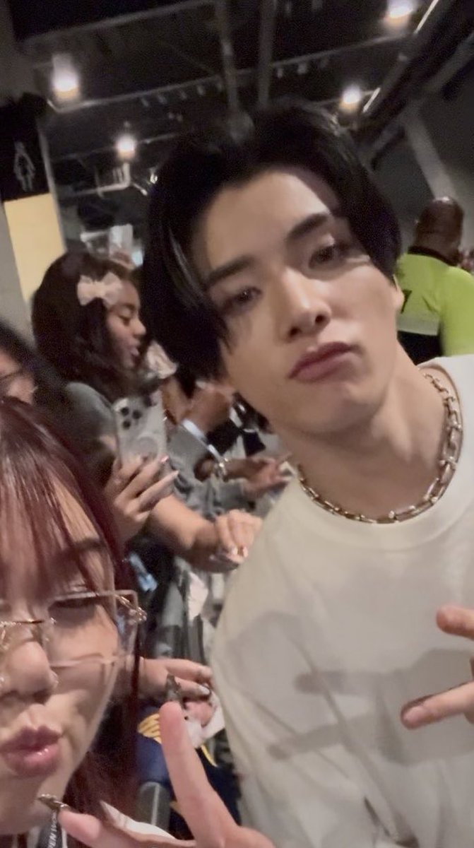 simjxk's tweet image. oh to have a low quality selfie with jake