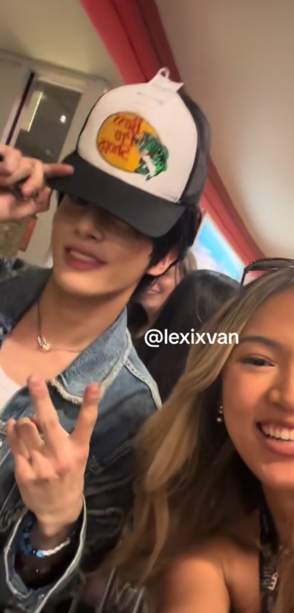 simjxk's tweet image. oh to have a low quality selfie with jake