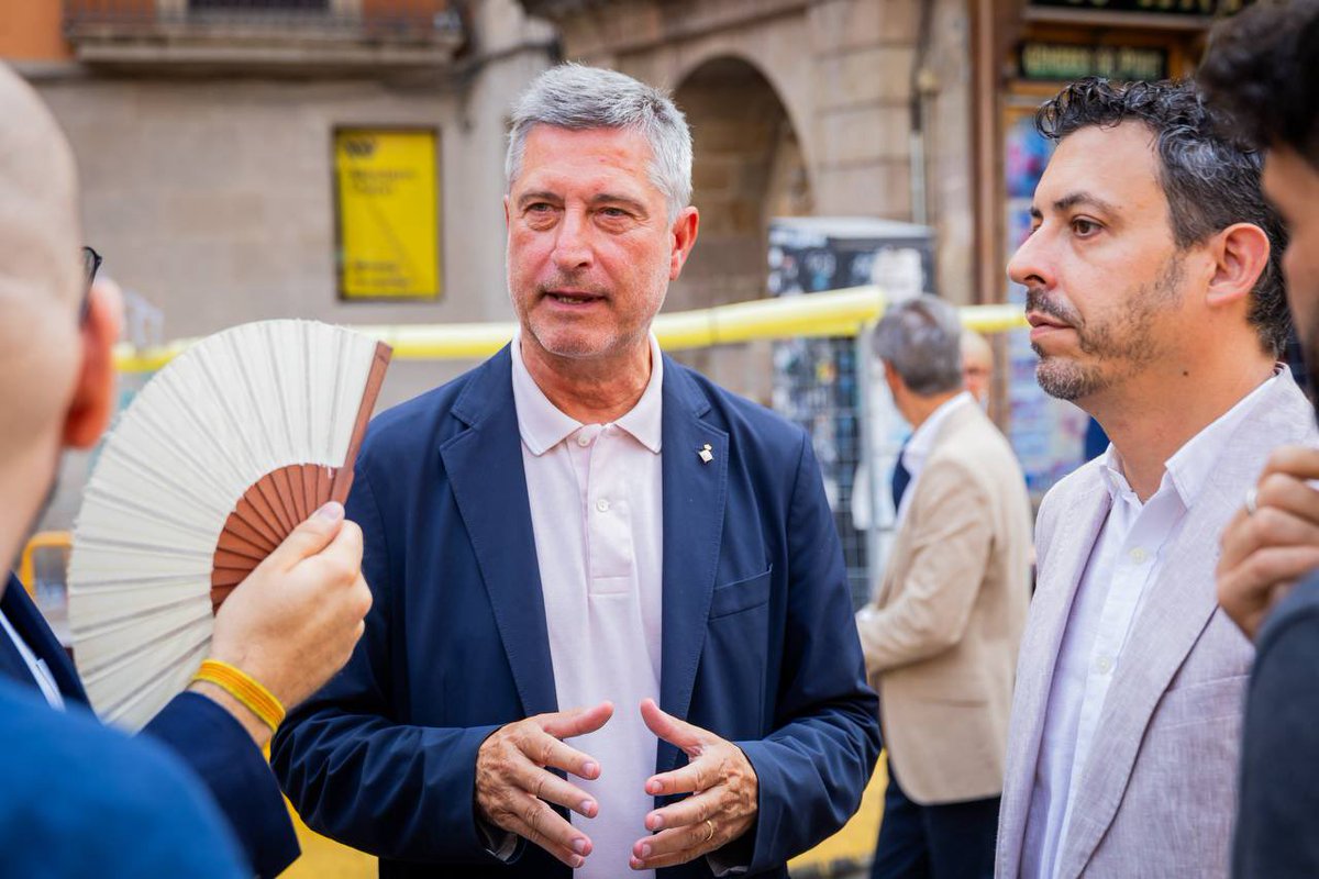Junts per Catalunya🎗 (@juntsxcat) on Twitter photo 👥 Una delegació de Junts encapçalada pel secretari general <a href="/jorditurull/">Jordi Turull i Negre</a>, el president del Parlament <a href="/joseprull/">Josep Rull i Andreu</a>, el president de <a href="/Junts_BCN/">Junts per Barcelona</a> <a href="/jmartigalbis/">Jordi Martí Galbis</a>, la diputada <a href="/pilarcalvo13/">Pilar Calvo</a>, el senador <a href="/PujolBonell/">Eduard Pujol i Bonell 🎗</a>, els regidors <a href="/joanrportell/">Joan Rodríguez i Portell</a> i <a href="/arnauvivesjuan/">Arnau Vives i Juan 🇪🇺</a> i l’expresidenta 👥 Una delegació de Junts encapçalada pel secretari general <a href="/jorditurull/">Jordi Turull i Negre</a>, el president del Parlament <a href="/joseprull/">Josep Rull i Andreu</a>, el president de <a href="/Junts_BCN/">Junts per Barcelona</a> <a href="/jmartigalbis/">Jordi Martí Galbis</a>, la diputada <a href="/pilarcalvo13/">Pilar Calvo</a>, el senador <a href="/PujolBonell/">Eduard Pujol i Bonell 🎗</a>, els regidors <a href="/joanrportell/">Joan Rodríguez i Portell</a> i <a href="/arnauvivesjuan/">Arnau Vives i Juan 🇪🇺</a> i l’expresidenta