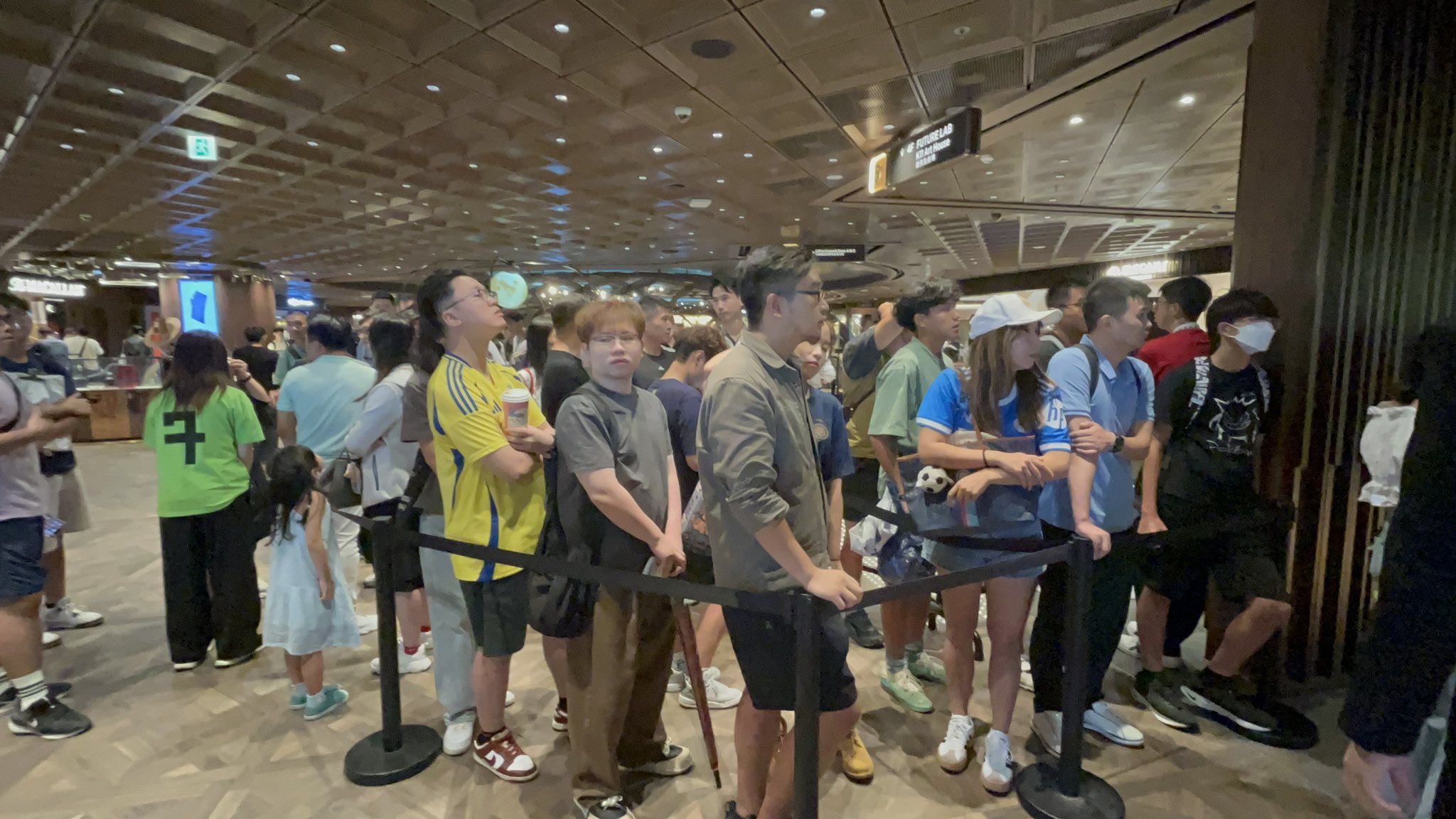 الجماهير التي انتظرت رونالدو. (إكس)