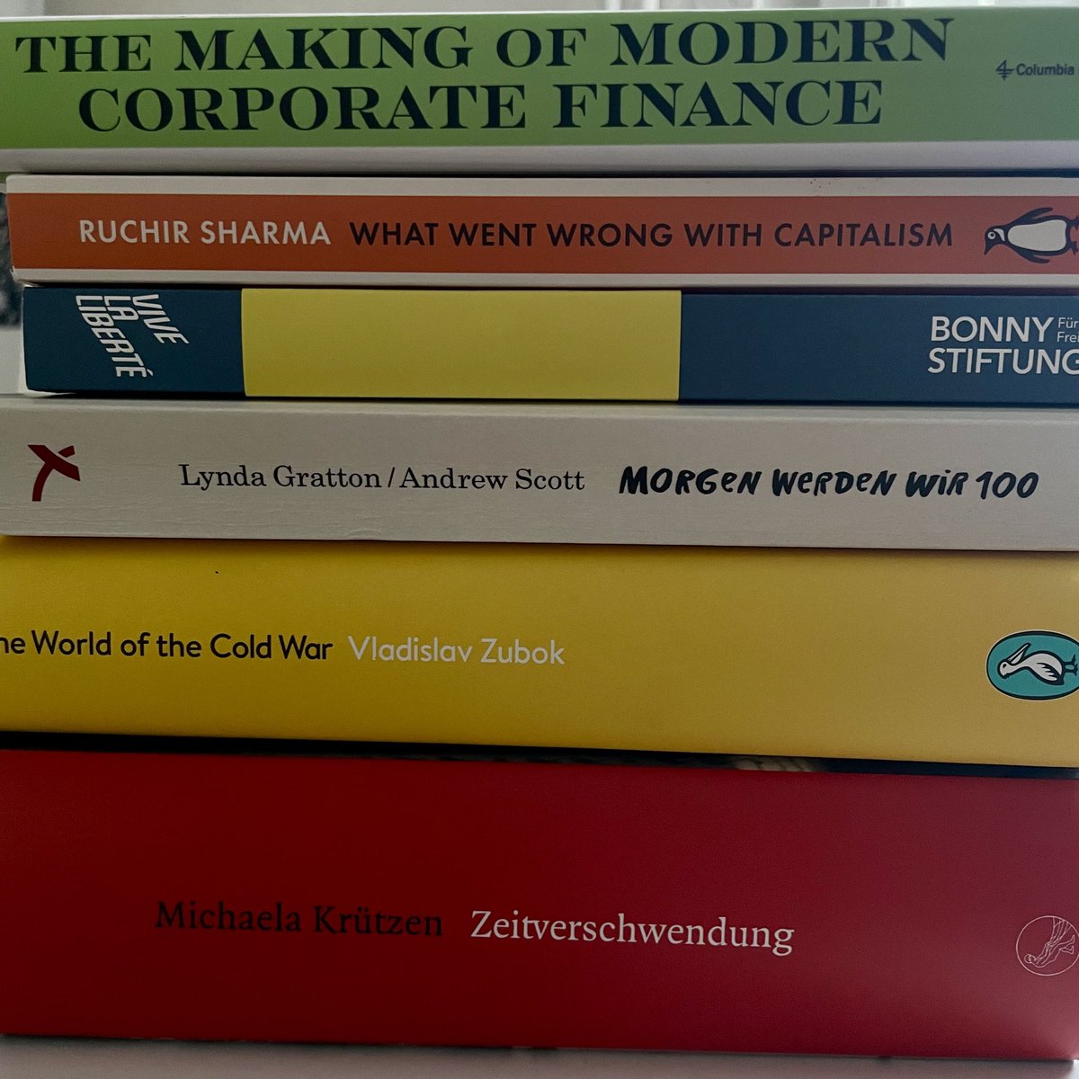 #lesestoff #apileofbooks #zeitverschwendung #coldwar #corporatefinance #freiheit