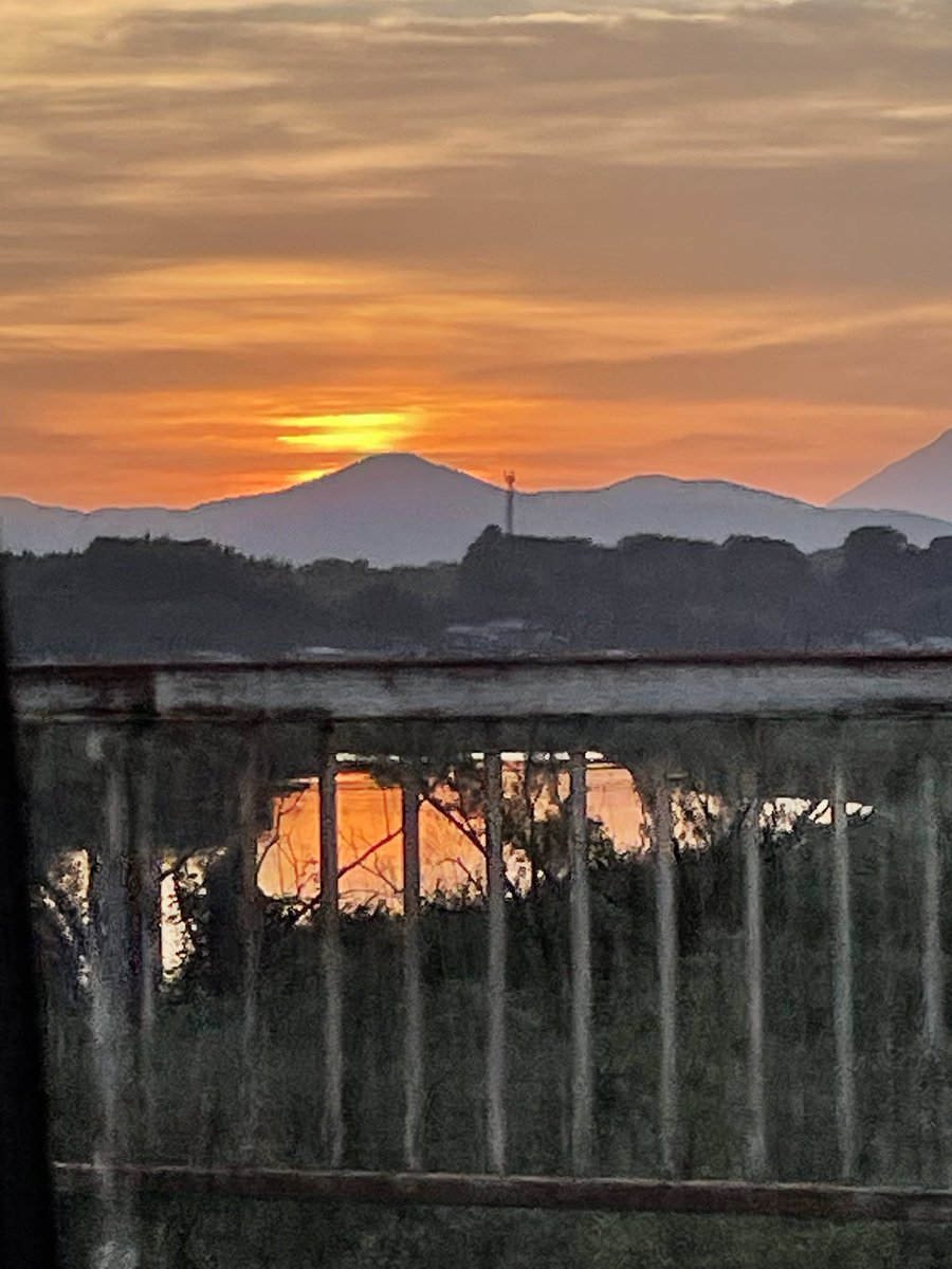 帰省の帰り、事故渋滞で常磐道から降りて一般道🚗
筑波山方面と夕陽🌅