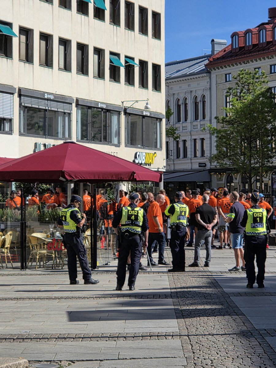 Robban_AIK's tweet photo. Rejält polispådrag när 60-70 stiliga herrar i orange intar centrala Göteborg. 
#firmanboys
#AIK
#RIVSTAN https://t.co/tgW86iFpdh