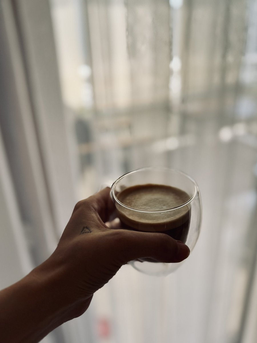 Herkese günaydın 🌞 
Her gün k.tledildiğimiz bir ülkede daha fazla nasıl mağdur ederiz diye hutbe veren diyanetçiler, hallederiz abi nüfuz ticareti suçu failleri, altın varaklı mobilyalara, renkli takım elbiselere vekâlet veren müvekkiller, ülke yangın yeriyken tarak arayan