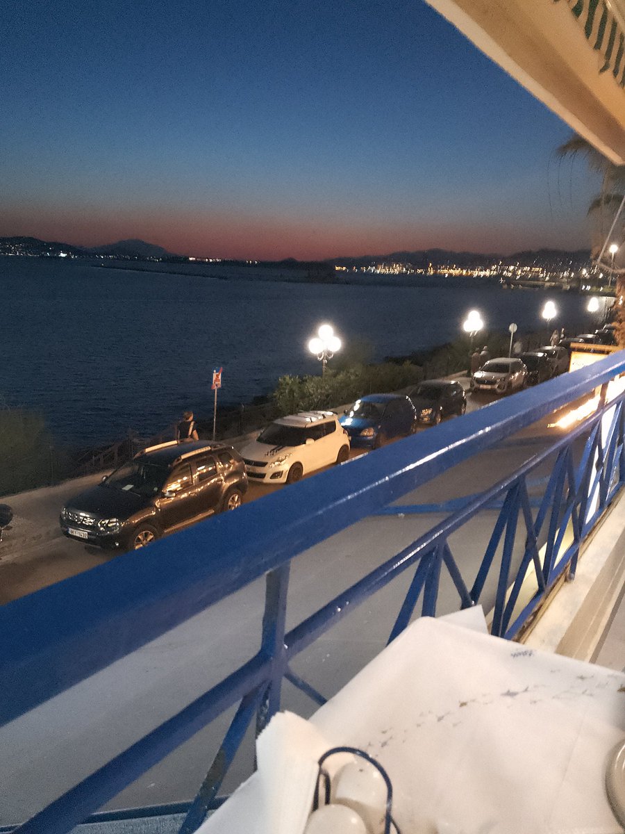 Να εδώ καθόμουν με κάτι κυρ Παντελίδες ψες το βράδυ ,πίναμε τα ουζακια μας  τρώγαμε τα μεζεδάκια και λέγαμε πόσο τυχεροί ήμαστε που ο Μητσοτάκης το  έχει βάλει  πείσμα  να αλλάξει την χώρα και θα την αλλάξει .