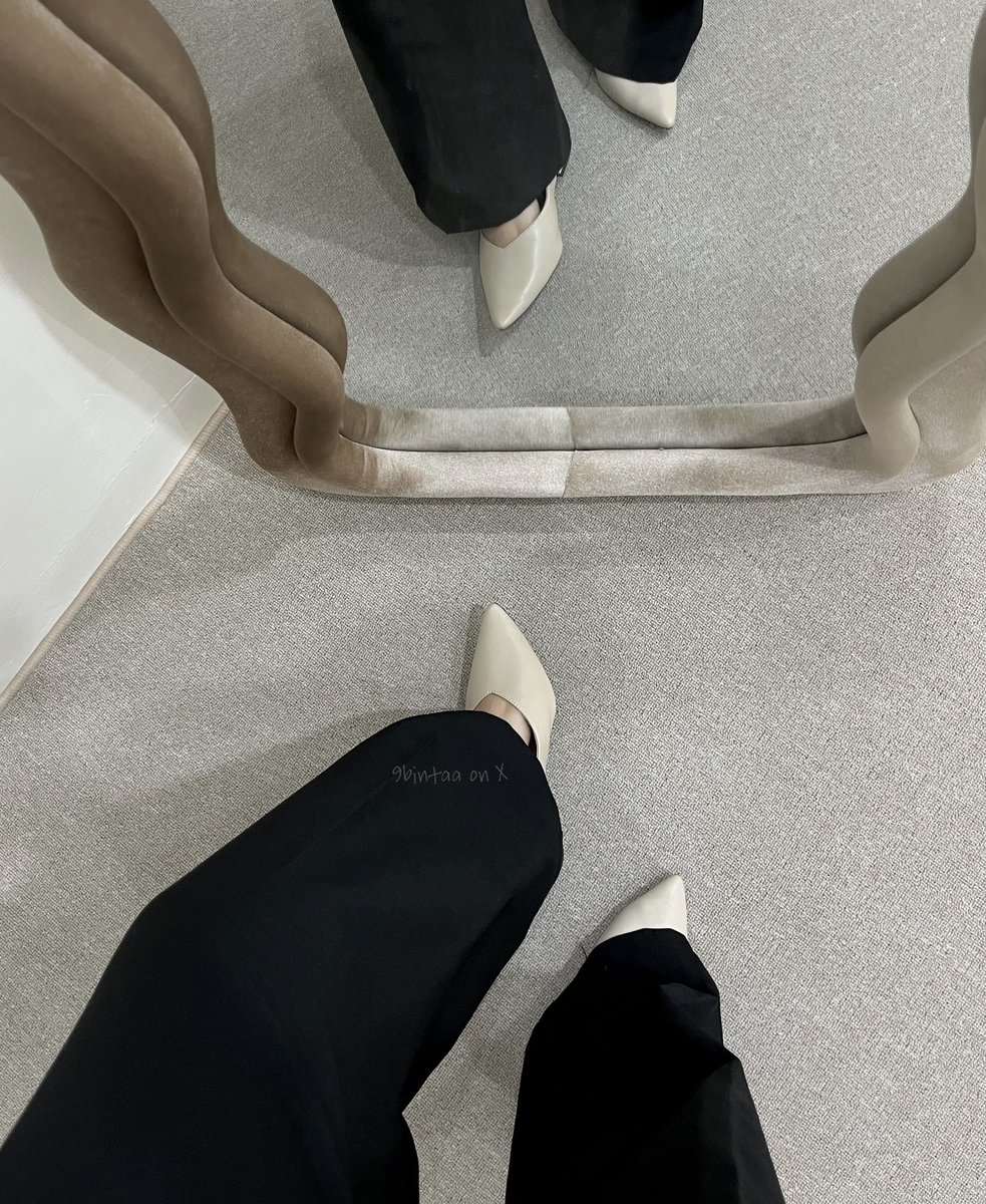 9bintaa's tweet image. — freya mules

cream s.shopee.co.id/9KXvfJDRoG

ini tuh heelsnya di 2,5cm. pecinta formal fits wajib punya sih kataku. bikin auto rapi &amp;amp; elegant. ada 3 warna basic. empuk &amp;amp; masih nyaman buat keliling di mall

minusnya bunyi “teplok teplokkkk😭” gt lah intinya agak berisikkk, tp…