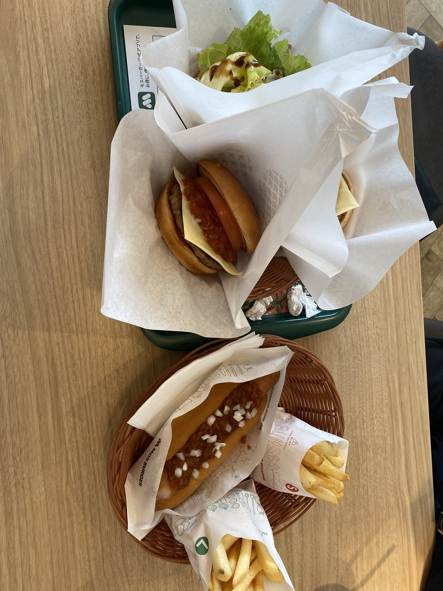 7m46ou's tweet photo. 皆様こんばんは☺️タマゴダケはポルチーニと一緒に美味しく頂きお昼はモス🍔❗️そして夜は焼き鳥を串ウチして焼いて25年物の自家製ダレに付ければ、、、うん👍美味しく出来上がり鱒た😊今日はチートDAYで御座い鱒ね♪🤭皆様も暑さには気をつけて楽しくお過ごし下さいね♪それではおやすみなさい鱒よ😴 https://t.co/FDNddtB2Jb