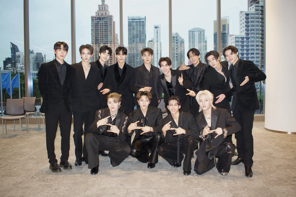 SuperThai_'s tweet image. So grateful to meet our amazing seniors at #WeiboGala2025 ✨ Truly a moment to remember 📸

SuperThai with Weibo Culture 

#WeiboCulturalExchangeNight2025
#SuperThai 
#SUPERTHAIxWeiboGALA2025