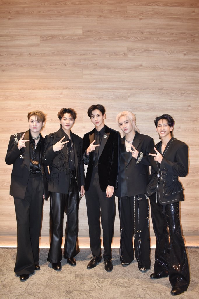 SuperThai_'s tweet image. So grateful to meet our amazing seniors at #WeiboGala2025 ✨ Truly a moment to remember 📸

SuperThai with Weibo Culture 

#WeiboCulturalExchangeNight2025
#SuperThai 
#SUPERTHAIxWeiboGALA2025