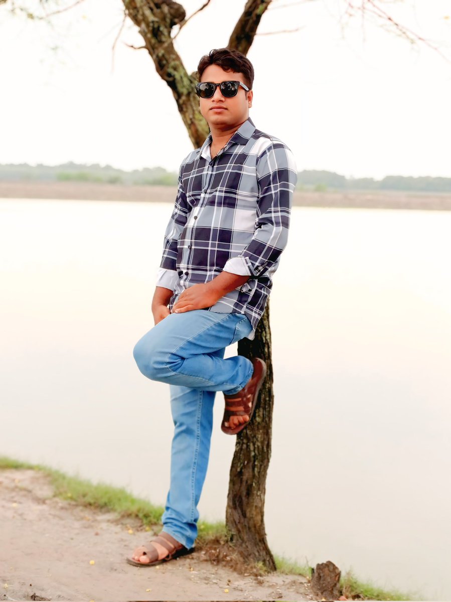 Salahuddin20133's tweet photo. প্রেম করবা https://t.co/uq2xsmp4IW