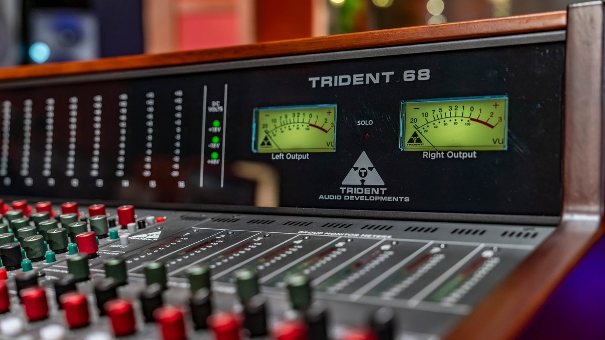 "Whether we're capturing delicate acoustic textures or powerful full band sessions, this console breathes life into every recording." 

Sunday studio shoutout to 🇦🇹 Synonym Of Sound !