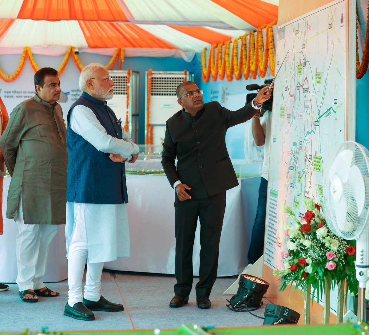 AIBSNews24's tweet image. Two major national highway projects in Delhi-NCR aim to boost connectivity and make life easier for people: PM @narendramodi 

#pmmodiindelhi #pmmodiinauguration