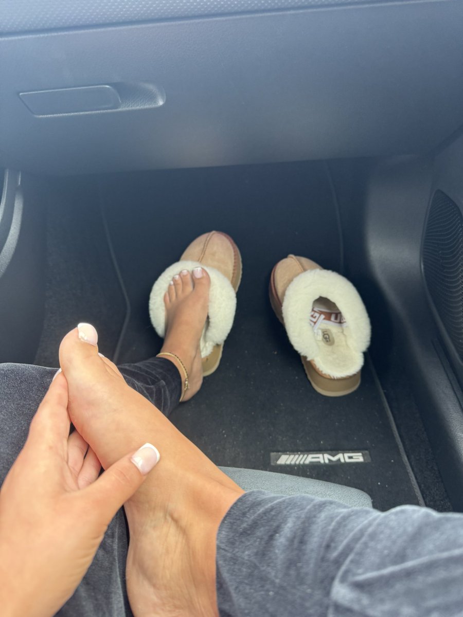 Ich habe Lust zu spielen ran jetzt an den Tasten und schreib mir eine dm du Nichtsnutz.😈🐩🐩💸 

#paypal #ugg #füße #köpek #loser #köter #alman #dominant #amazon