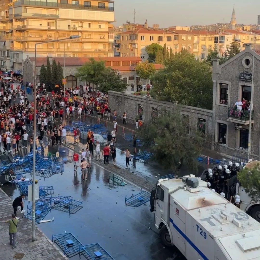 Bundan sonra buranın adı Gürsel Aksel BOĞAZI olsun. Malum stada ulaşmaları için burdan geçmeleri gerekiyor. Gelenler atıp tutmadan önce aklında bulunsun.#Göztepe