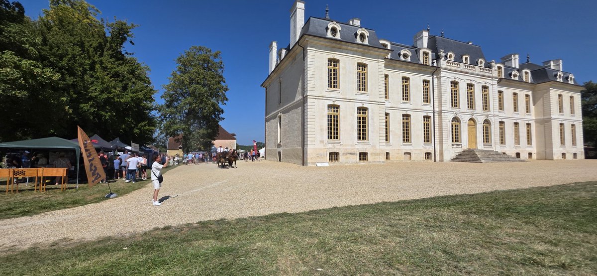 jordan_guitton's tweet photo. Les acteurs de la campagne Auboise, les chasseurs, des artisans et des passionnés du patrimoine étaient réunis dans un magnifique chateau renové par la famille Guyot.
Bravo à eux et l'ensemble des bénévoles qui font vivre ce patrimoine et notre ruralité.
#Aube #Vaux #ChateaudeVaux