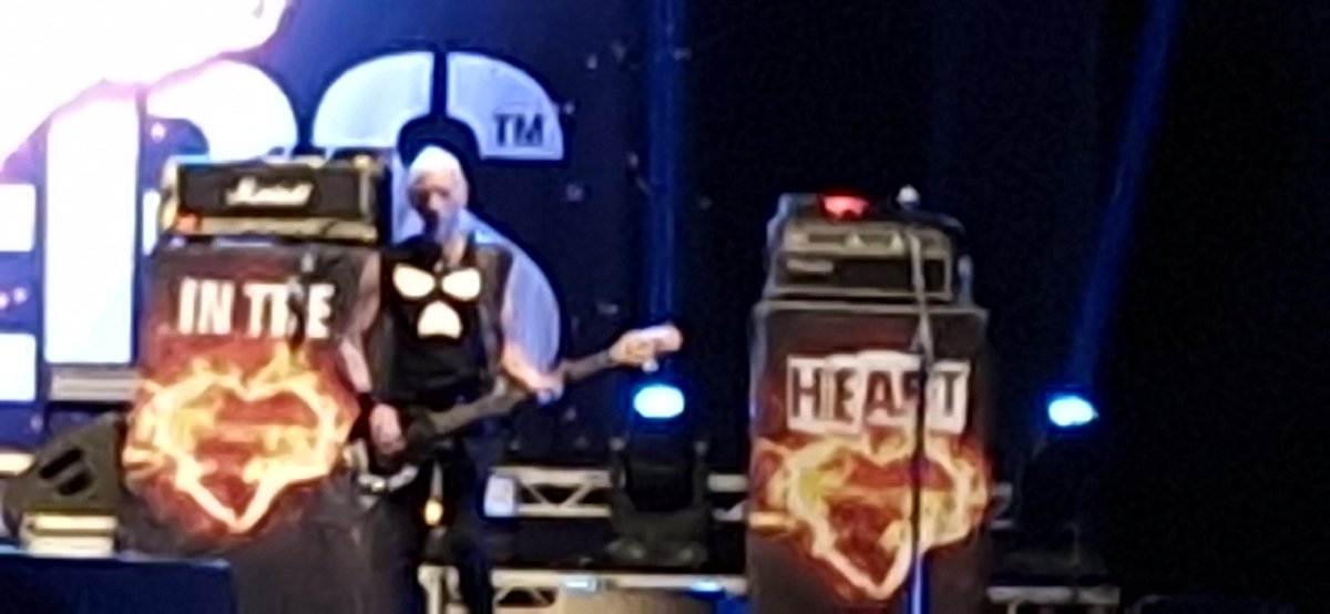 Magic from Ali Mc Mordie S.L.F with his <a href="/KNEECAPCEOL/">KNEECAP</a> tshirt on custom house square  👏❤️