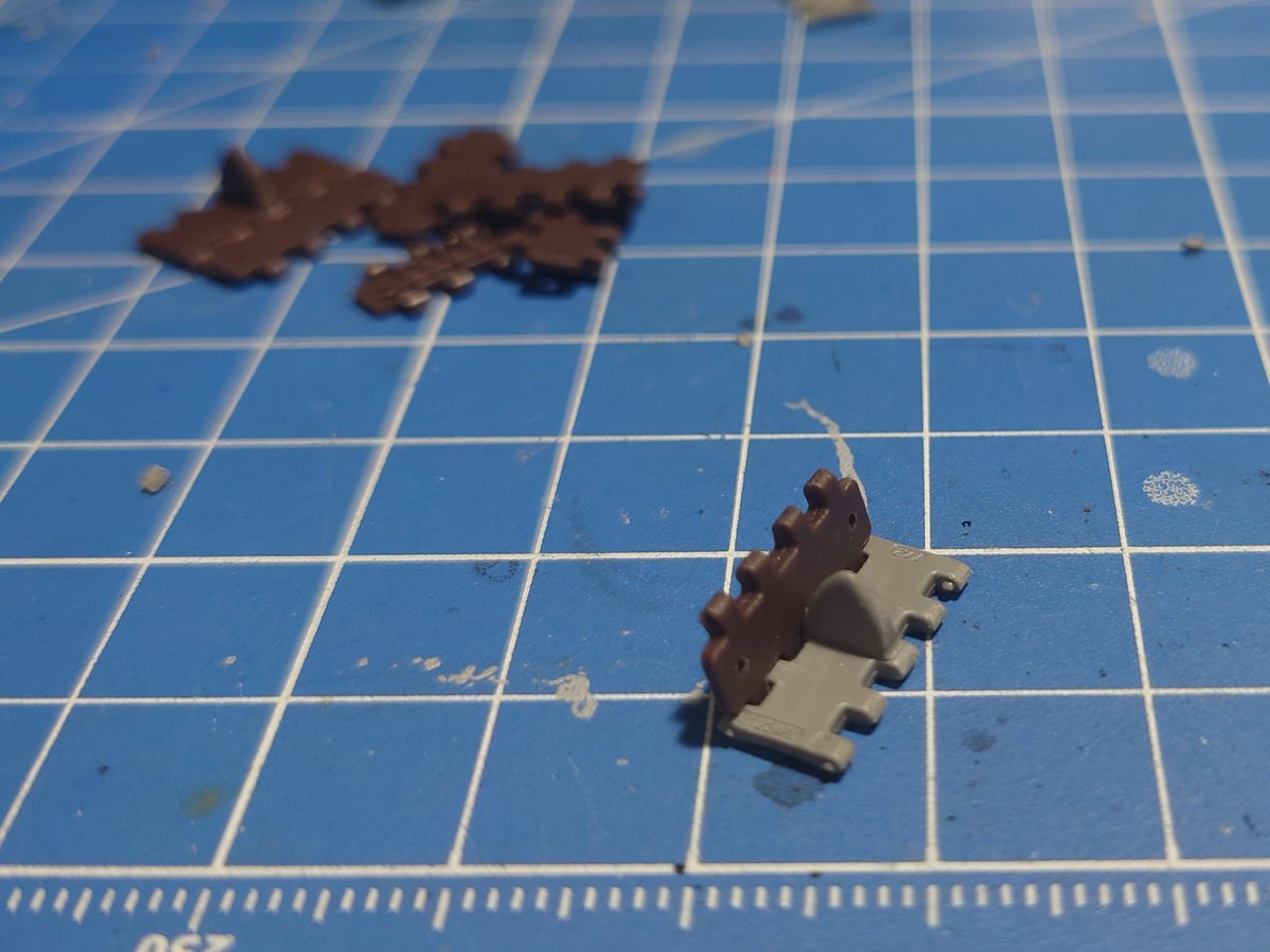 THeppokorin's tweet photo. ボーダーのT34/85
キットの履帯、センターガイドが無い方が割れまくり。
捨てまくってたら足りなくなった。
AFVクラブの履帯で代用できそう。
#BorderModels https://t.co/1ET0I09sfZ