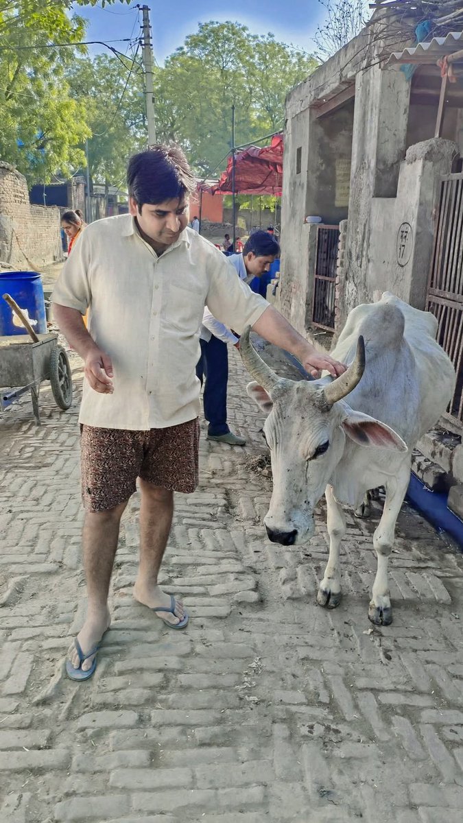 KP Singh Thainuan (@kpsinghthainuan) on Twitter photo हे भोलेनाथ जी 🙏🕉️😭
आप ही सर्वशक्तिमान हैं, करुणा के सागर हैं।
निराश्रित गौवंश की पीड़ा देखकर हृदय व्याकुल हो उठता है। आपसे यही प्रार्थना है कि मुझे सामर्थ्य, साहस और सही मार्गदर्शन दें,
ताकि इन गौमाता की सेवा में जीवन का हर श्वास समर्पित कर सकूँ।
<a href="/narendramodi/">Narendra Modi</a> <a href="/ChouhanShivraj/">Shivraj Singh Chouhan</a> हे भोलेनाथ जी 🙏🕉️😭
आप ही सर्वशक्तिमान हैं, करुणा के सागर हैं।
निराश्रित गौवंश की पीड़ा देखकर हृदय व्याकुल हो उठता है। आपसे यही प्रार्थना है कि मुझे सामर्थ्य, साहस और सही मार्गदर्शन दें,
ताकि इन गौमाता की सेवा में जीवन का हर श्वास समर्पित कर सकूँ।
<a href="/narendramodi/">Narendra Modi</a> <a href="/ChouhanShivraj/">Shivraj Singh Chouhan</a>