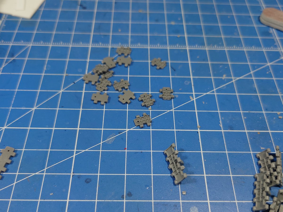 THeppokorin's tweet photo. ボーダーのT34/85
キットの履帯、センターガイドが無い方が割れまくり。
捨てまくってたら足りなくなった。
AFVクラブの履帯で代用できそう。
#BorderModels https://t.co/1ET0I09sfZ
