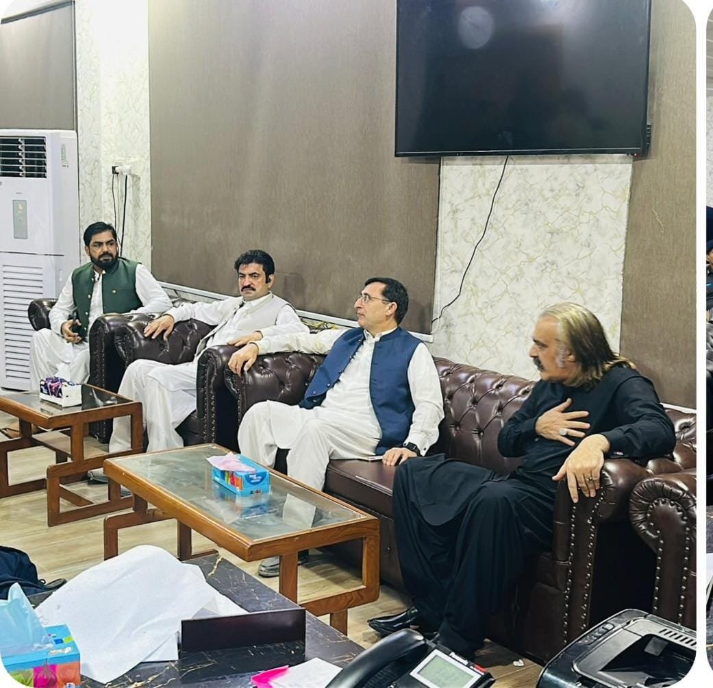 Pakistan Walli (@pakistanwalli) on Twitter photo جب میں <a href="/ShahidkhattakSk/">Shahid Khattak</a>، <a href="/SohailAfridiISF/">Sohail Afridi</a>، <a href="/MeenakhanAfridi/">Meena Khan Afridi</a> اور دیگر کٹھ پتلیوں پر تنقید کرتی ہوں کہ وہ علی امین گنڈاپور کی حمایت کیوں کرتے رہتے ہیں حالانکہ وہ کھلے عام عمران خان کی ہدایات کی خلاف ورزی کرتا ہے، تو ان کا بہانہ ہمیشہ یہی ہوتا ہے: "گنڈاپور کو عمران خان نے منتخب کیا جب میں <a href="/ShahidkhattakSk/">Shahid Khattak</a>، <a href="/SohailAfridiISF/">Sohail Afridi</a>، <a href="/MeenakhanAfridi/">Meena Khan Afridi</a> اور دیگر کٹھ پتلیوں پر تنقید کرتی ہوں کہ وہ علی امین گنڈاپور کی حمایت کیوں کرتے رہتے ہیں حالانکہ وہ کھلے عام عمران خان کی ہدایات کی خلاف ورزی کرتا ہے، تو ان کا بہانہ ہمیشہ یہی ہوتا ہے: "گنڈاپور کو عمران خان نے منتخب کیا