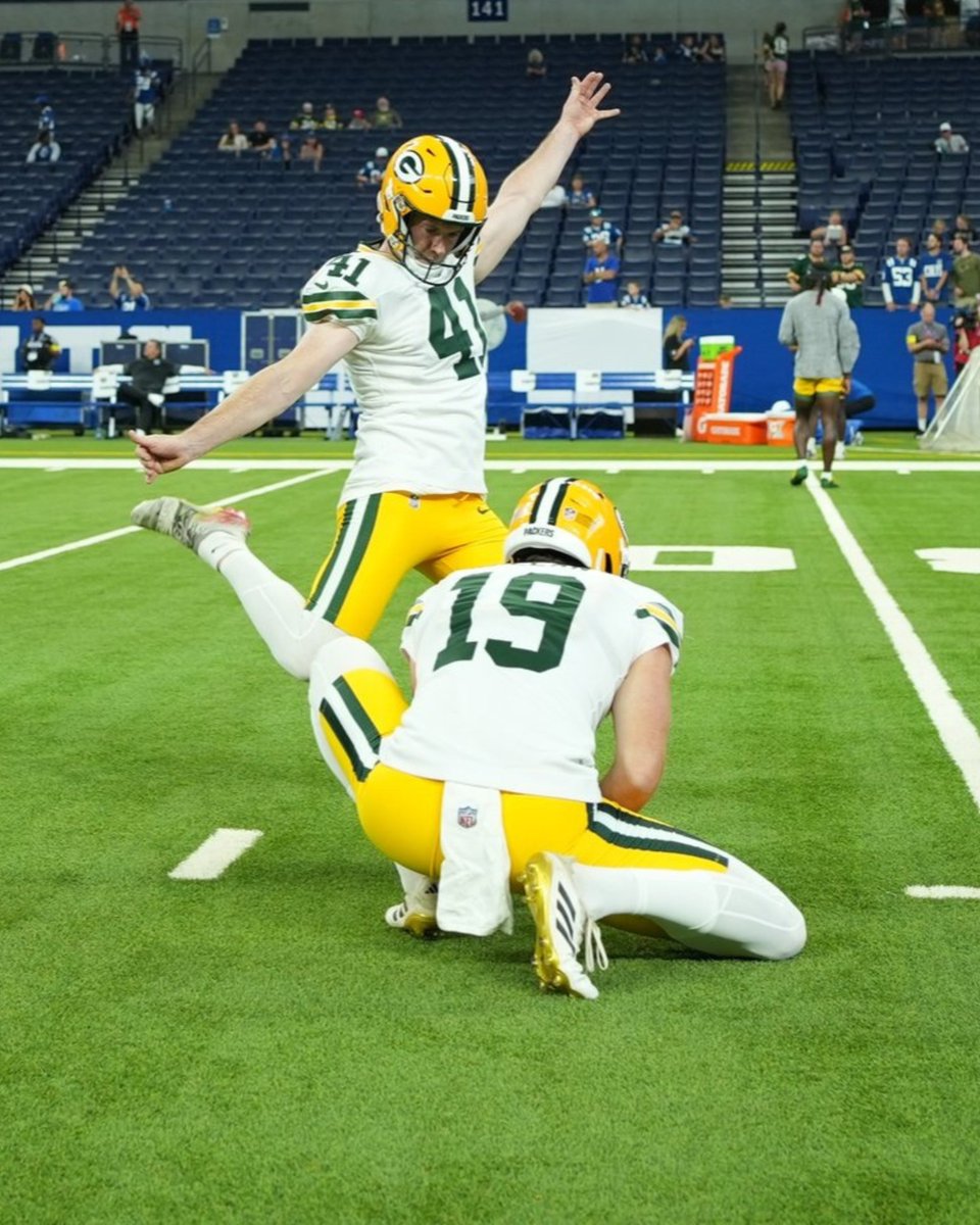 A Wicklow man holding the ball for a Dublin man to kick - this is what the international expansion of the NFL is all about 👏