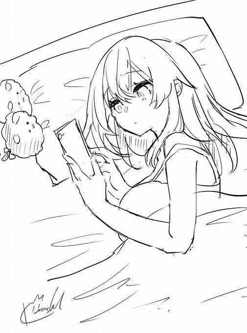 ベッドでぽちぽちスマホするくおんちゃん 