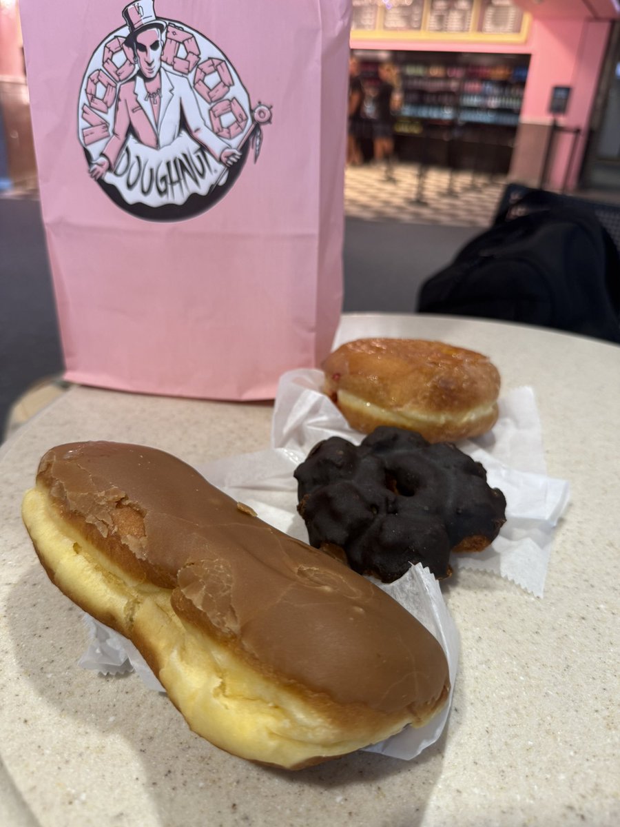 LargeBarstool's tweet image. Airport Math 🧮 - 2 hour delay equals 1 donut every 40 minutes. 

#heartburn ❤️‍🔥