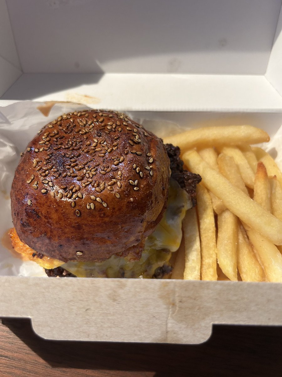 暑い中並んだ甲斐がありました。
テイクアウトでゲットだぜ！
#亀戸グルメ 
#ゴールデンゲートバーガー