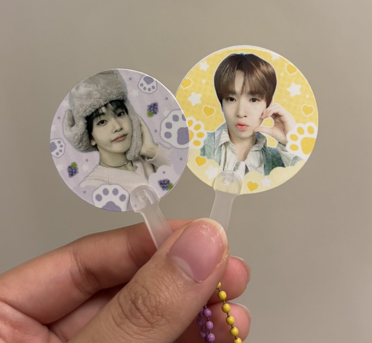 2baddiesonetuk2's tweet photo. 🍐Giveaway for #CRAVITYFANCONinBKK
#CRAVITYDaretoCraveinBKK

🍋 Allen mini fan keyring 20 ชิ้น

🍓 Hyeongjun mini fan keyring 20 ชิ้น

🍇 Allen poca 8 ชิ้น (special for แม่นุ้งแอล)

🍒 Date: 31/8/25

🍀 Location: The Mall lifestore ngamwongwan

🌈 Time: TBA

🐧RT and show tweet🐶 https://t.co/r8o1IXFv2W
