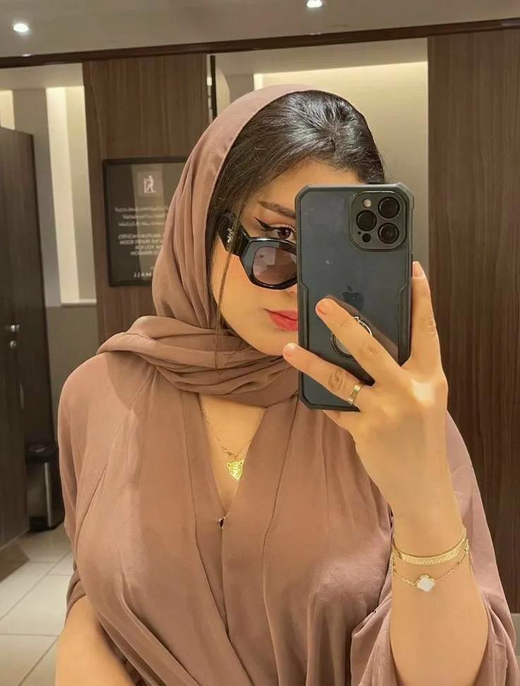 انا دكتورة عمري 52 سنة ارملة طلبي زواج من ناوي الحلال 
واتس 0547588129