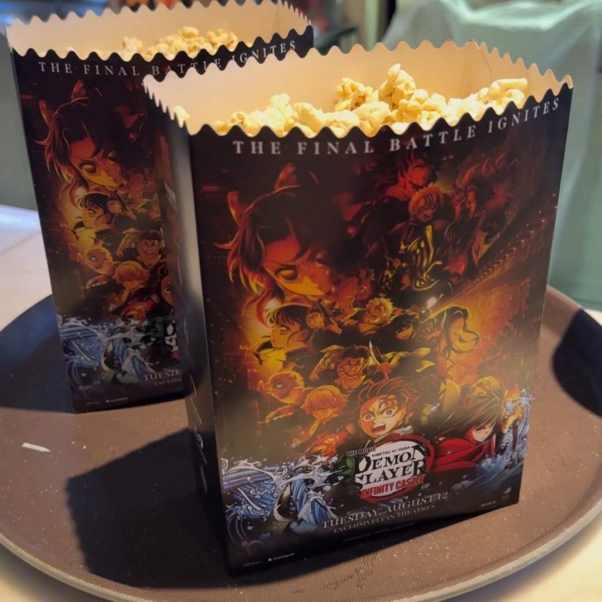 รีวิว 4DX แบบโนสปอน

-แถว C กำลังเริ่ด
-ไม่ใช่สั่น แต่กระแทกแรงมากกกก ยิ่งตอนมีอสูรตัวเบิ้มๆ หรือพี่เกียวเมออกมาคือแรงสัส5555 กลัวน้ำหกมาก
-ฉากสู้คือตัวระบม จะเรียกว่ามันส์ก็ได้มั้ง 
-ยัดเอฟเฟคเยอะสะใจเหมือนได้ใช้ capcut pro วันสุดท้าย มีลม ละอองน้ำ ควัน มีเกล็ดไม่รู้โปรยลงมา