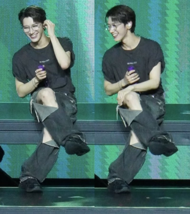 바지가 서 있을 때랑 앉아 있을 때가 많이 다른 느낌이네..