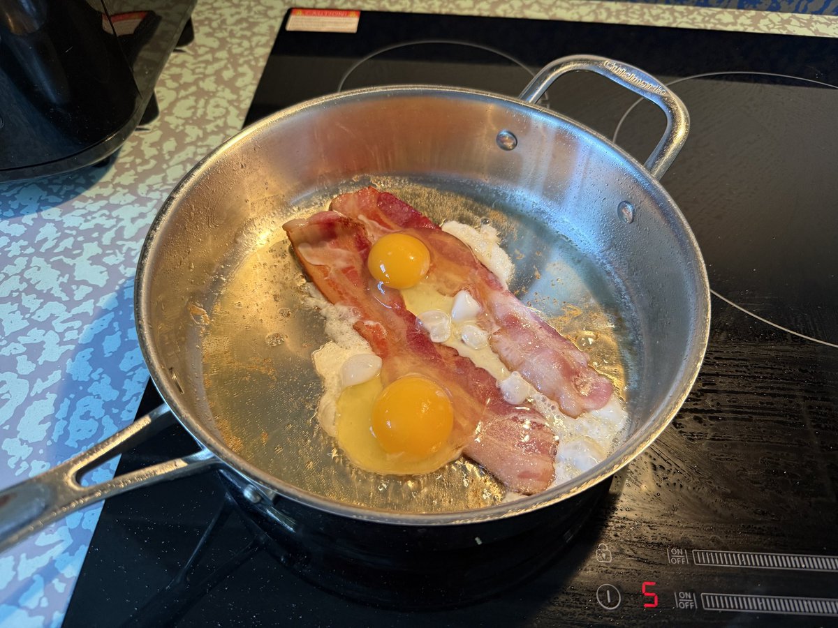 前にアメリカに住んでいたのは1ドル90円台の時代だったので、今回はインフレも伴い何をするにも滅茶苦茶コストがかかる。感覚としては当時の3倍。
車もまだ手に入れてないので、ここテキサスではどこに行くにもUberが必要になり、片道9ドルからの世界…
外食も最小限にすべく、朝食はがっつり食べる。