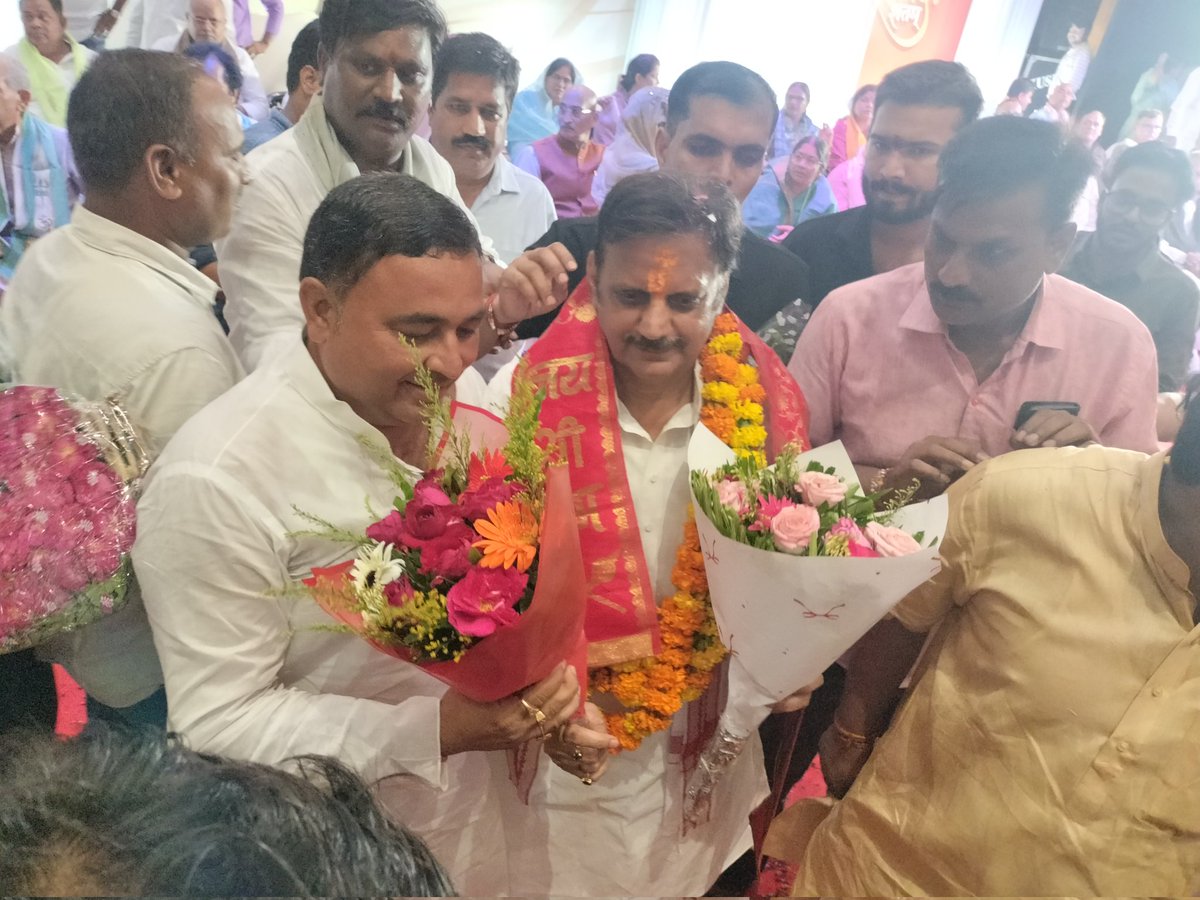 prashant_bjp4mp's tweet photo. मध्य प्रदेश शासन के लोकप्रिय उप मुख्यमंत्री रीवा के विकाश के आधारस्तम्भ, विकाश के पर्याय, बड़े भाई श्री राजेंद्र शुक्ला जी को 61वे जन्म दिवस की राजकपूर ऑडोटोरियम रीवा में आयोजित कार्यक्रम में बधाई दी एवं उनके सुदीर्घ, यशस्वी जीवन की शुभ कामनाएं दी । https://t.co/DS1nY7JqbO