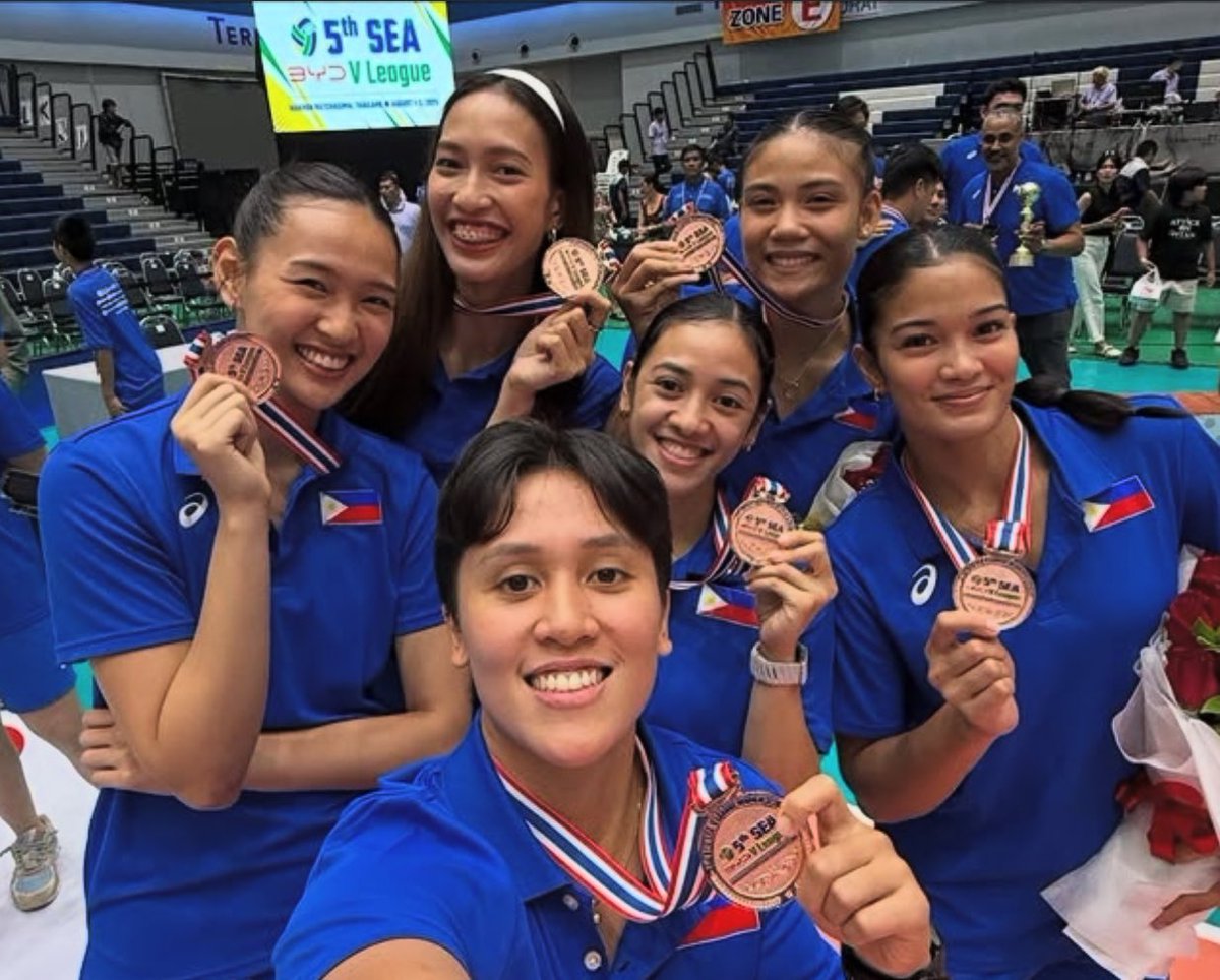 DLSUVolleyFans's tweet photo. Coach Ramil — the GOAT who molded these legends. https://t.co/9EYv4Awlh8