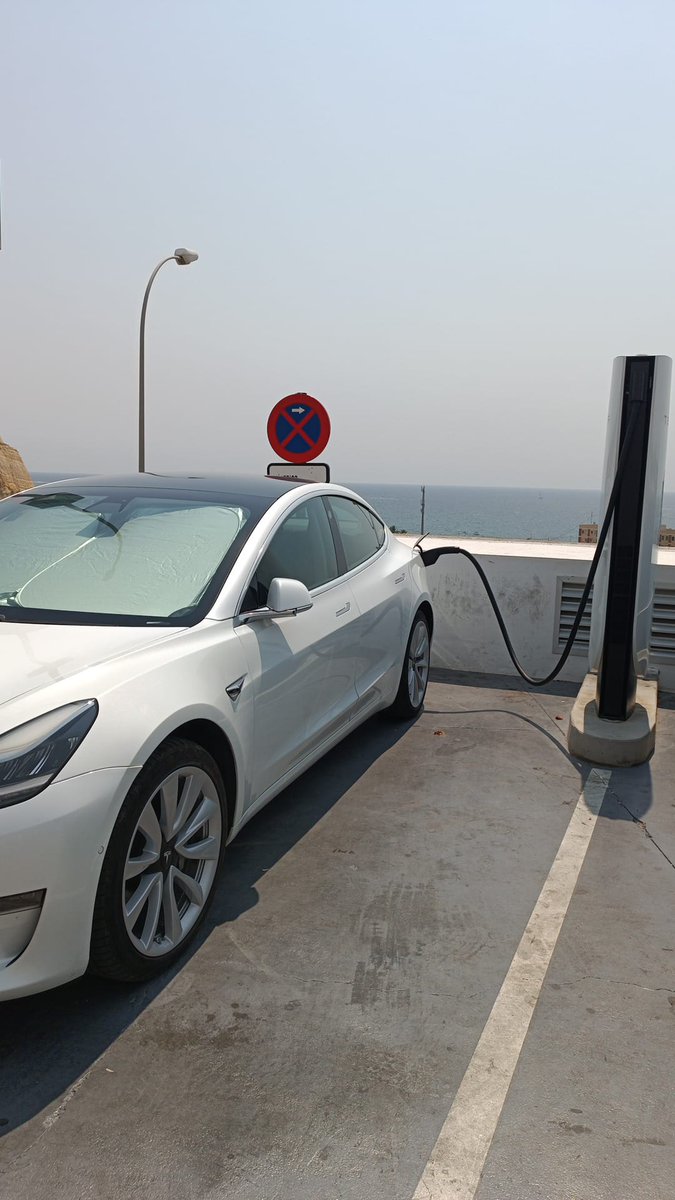 Recarga con el mar de fondo en la nueva estación de Superchargers de Tesla en Alicante.

Se encuentra en el centro comercial Plaza Mar 2.
