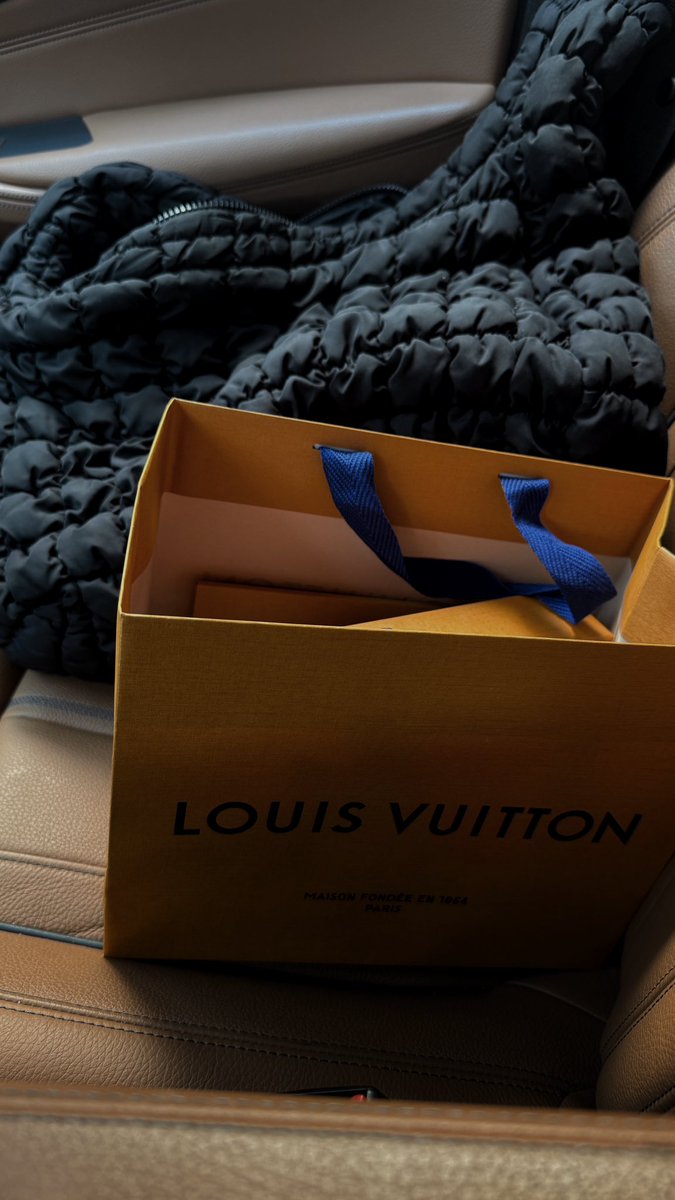 rudyhendrix_'s tweet photo. LV run for her https://t.co/YtyHAGWWqO